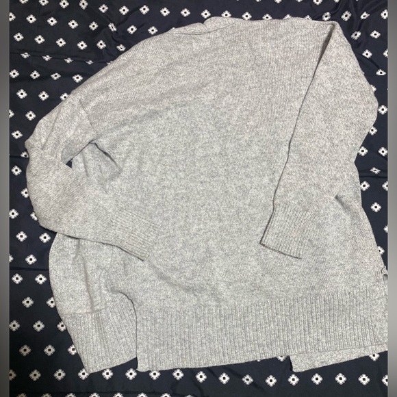 💰2/$10 Kids Grey Old Navy Cardigan- size m/8 - Picture 2 of 10